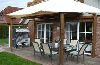 Ferienhaus Otterndorf Achtern Diek Terrasse mit Sonnenschirm